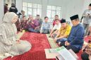 Foto: Wali Kota Jambi Membimbing Warga Keturunan Tionhoa Ucapkan Syahadat.