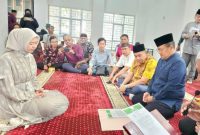 Foto: Wali Kota Jambi Membimbing Warga Keturunan Tionhoa Ucapkan Syahadat.
