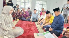Foto: Wali Kota Jambi Membimbing Warga Keturunan Tionhoa Ucapkan Syahadat.