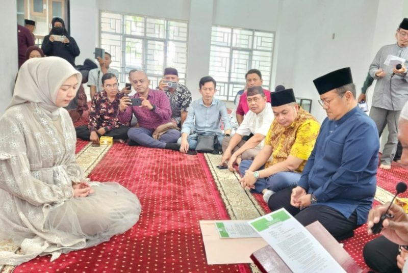 Foto: Wali Kota Jambi Membimbing Warga Keturunan Tionhoa Ucapkan Syahadat.
