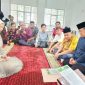 Foto: Wali Kota Jambi Membimbing Warga Keturunan Tionhoa Ucapkan Syahadat.
