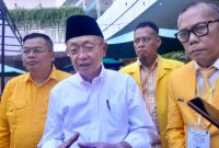 Foto: Cek Endra bersama Pengurus Golkar Jambi saat di wawancarai awak media