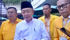 Foto: Cek Endra bersama Pengurus Golkar Jambi saat di wawancarai awak media