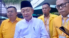 Foto: Cek Endra bersama Pengurus Golkar Jambi saat di wawancarai awak media