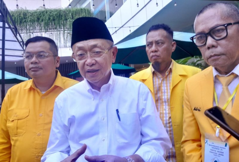 Foto: Cek Endra bersama Pengurus Golkar Jambi saat di wawancarai awak media