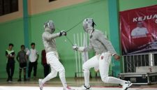 Foto:Dua Atlet Anggar Jambi sedang bertanding