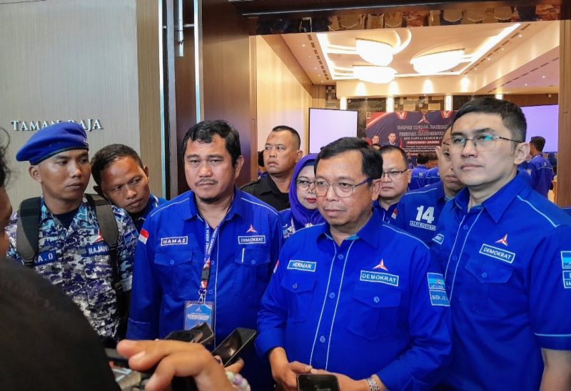 Foto: Herman Khaeron, Sekjend DPP Partai Demokrat di dampingi H. Mashuri, Ketua DPD Partai Demokrat Jambi serta para pengurus