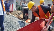 Foto: Wali Kota Jambi, Dr. H. Maulana MKM, Saat melakukan pengecoran di RT 14 Kelurahan Kenali Asam