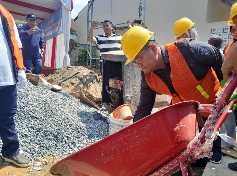 Foto: Wali Kota Jambi, Dr. H. Maulana MKM, Saat melakukan pengecoran di RT 14 Kelurahan Kenali Asam