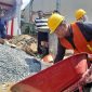 Foto: Wali Kota Jambi, Dr. H. Maulana MKM, Saat melakukan pengecoran di RT 14 Kelurahan Kenali Asam