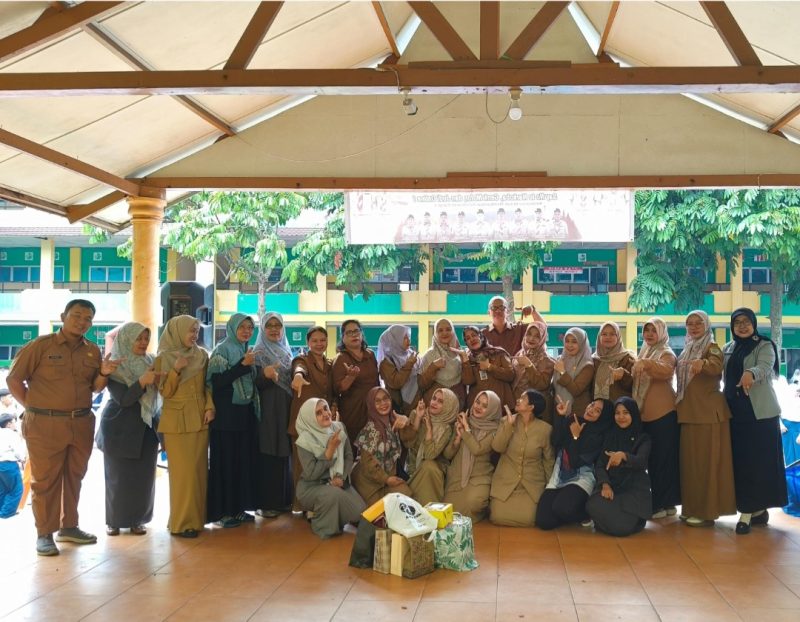 Foto: Foto Bersama Kepsek dan para guru di SMP N 7 Kota Jambi