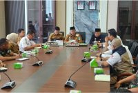Wali Kota Jambi, Dr. dr. H. Maulana, M.K.M., memimpin rapat koordinasi darurat Kemacetan panjang akibat antrean BBM