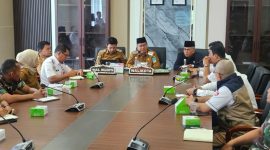 Wali Kota Jambi, Dr. dr. H. Maulana, M.K.M., memimpin rapat koordinasi darurat Kemacetan panjang akibat antrean BBM