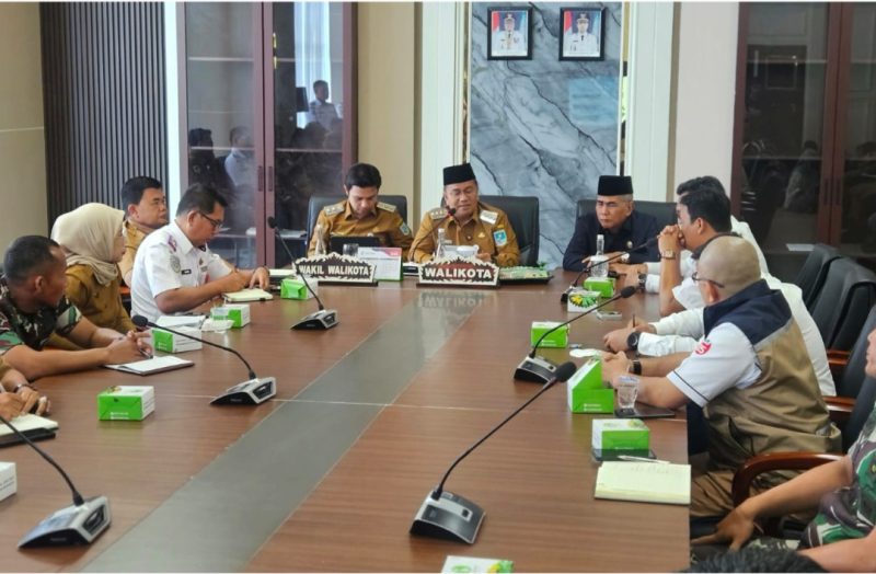 Wali Kota Jambi, Dr. dr. H. Maulana, M.K.M., memimpin rapat koordinasi darurat Kemacetan panjang akibat antrean BBM
