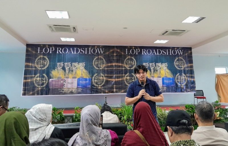 Foto: General Manager Of AFC, Nicolas Rampisela Mempresentasikan Produk AFC