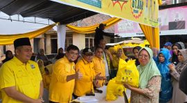 Foto: Warga Saat Belanja di Pasar Murah HUT Partai Golkar