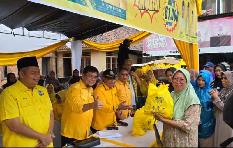 Foto: Warga Saat Belanja di Pasar Murah HUT Partai Golkar
