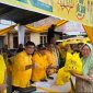 Foto: Warga Saat Belanja di Pasar Murah HUT Partai Golkar