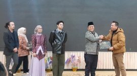 Foto: Wali Kota Jambi Saat Memberikan Piagam Penghargaan kepada Pemain Flim 