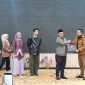 Foto: Wali Kota Jambi Saat Memberikan Piagam Penghargaan kepada Pemain Flim 