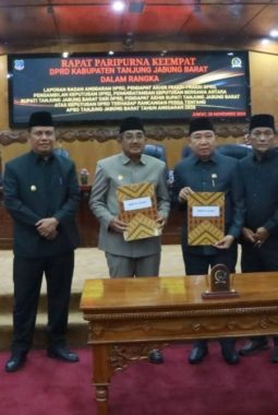 Bupati dan Wabup Hadiri Paripurna DPRD Pengambilan Keputusan Ranperda APBD Tanjab Barat 2026