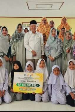 Reses di Kota Jambi, Cek Endra Serahkan Bantuan Rp100 Juta untuk Renovasi TPA Al Muhlisin