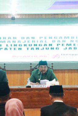 Bupati Tanjab Barat Lantik Pejabat, Ingatkan Hindari Gaya Hidup Hedonis