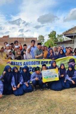 Reses di Muaro Jambi, Cek Endra Salurkan TJSL PLN Rp100 Juta untuk Madrasah dan Tanamkan Edukasi Lingkungan