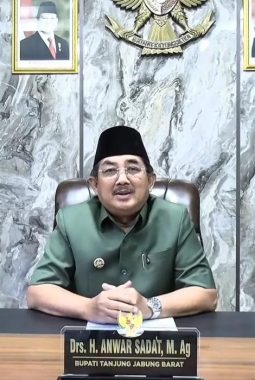 Bupati Tanjung Jabung Barat Canangkan Gerakan Ayah Mengambil Rapor Anak di Sekolah Akhir Semester