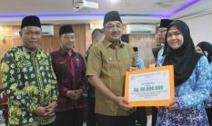 Bupati Tanjab Barat Anwar Sadat Beri Bonus Qori–Qoriah Berprestasi di MTQ Provinsi Jambi