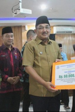 Bupati Tanjab Barat Anwar Sadat Beri Bonus Qori–Qoriah Berprestasi di MTQ Provinsi Jambi