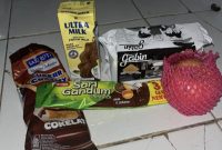 Foto: Beredar di WA Group MBG di Bandar Lampung diduga hanya diberikan Roti, Apel dan Susu